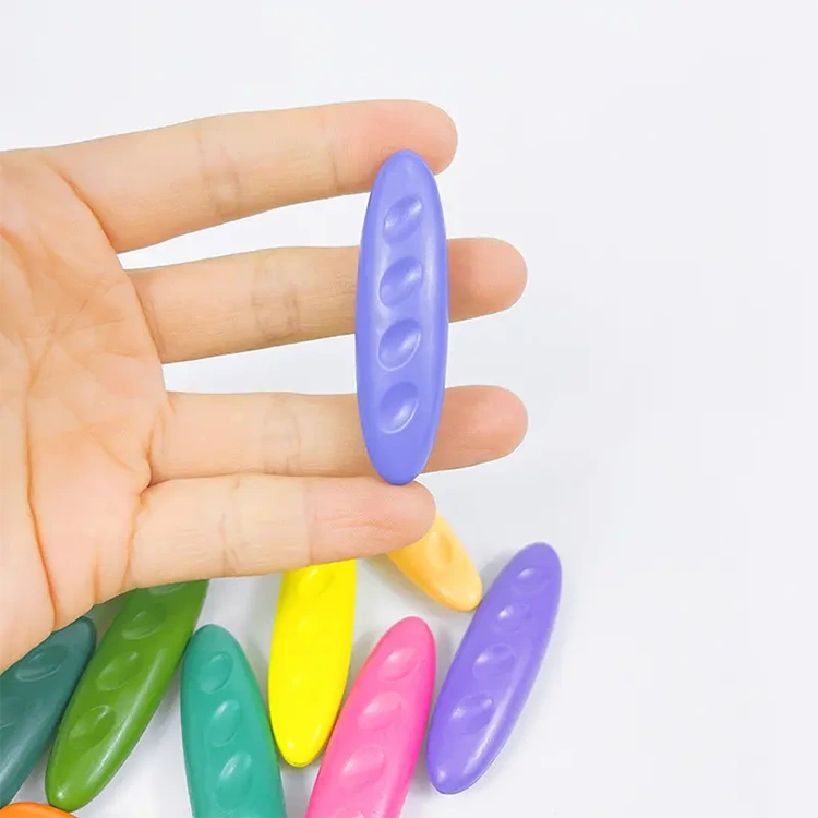 子供向けのマルチカラープラスチッククレヨン